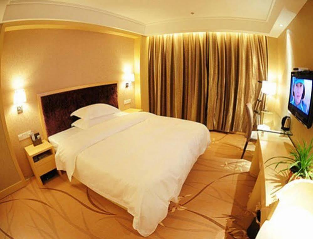 Ronghe Holiday Hotel Shiyan  Bagian luar foto
