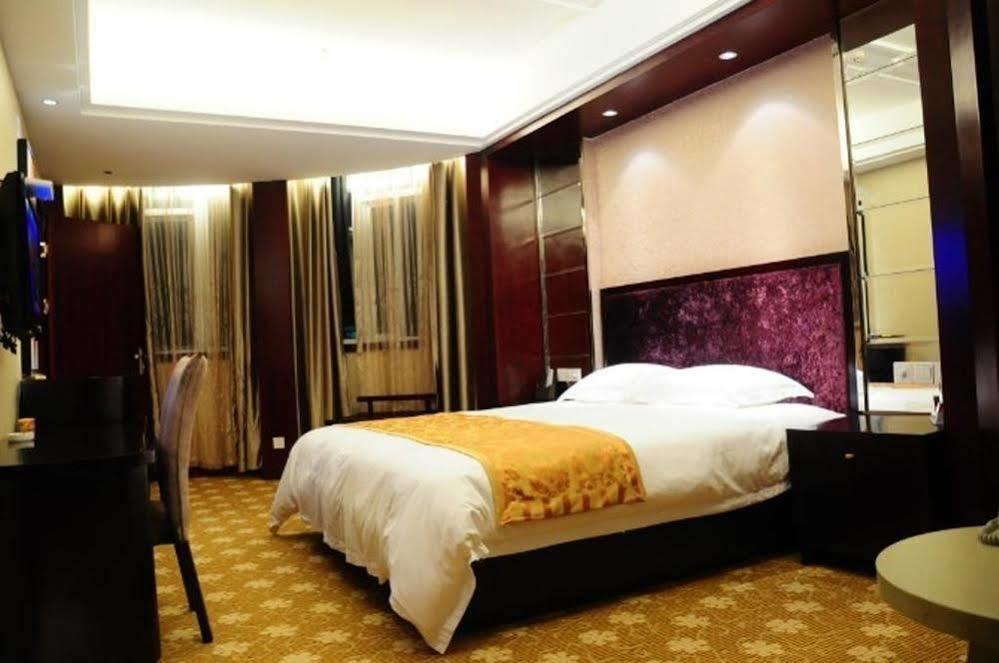 Ronghe Holiday Hotel Shiyan  Bagian luar foto